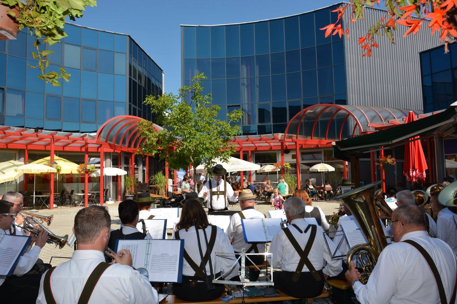 Strahlender Sonnenschein beim Frühschoppen
